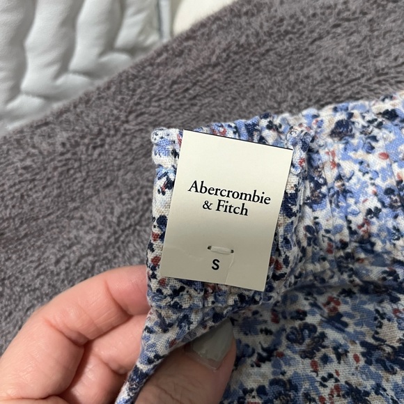 NWT Abercrombie & Fitch Blue Flowered Linen Shorts. Fully lined. Size Small. - Picture 6 of 13
